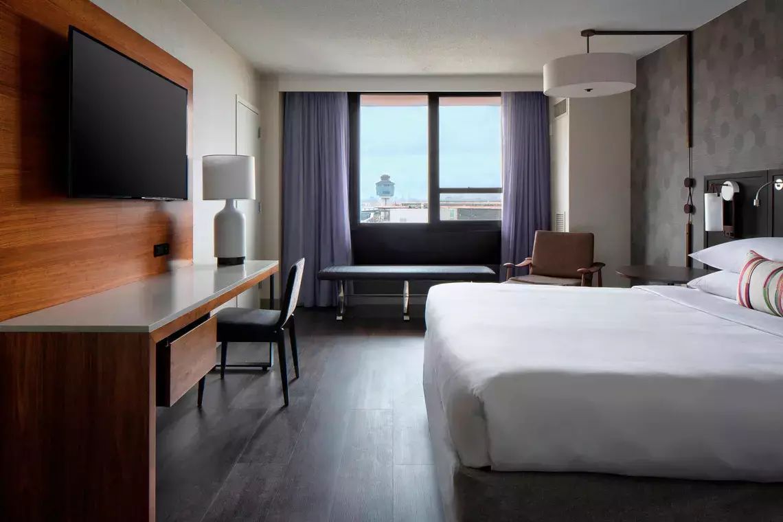 lgaap-guestroom-2590-hor-clsc